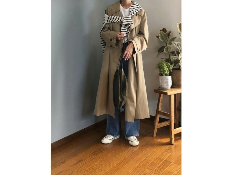 バサッと着てもサマになる今風トレンチコートはカジュアルコーデにプラスしたい　出典：WEAR