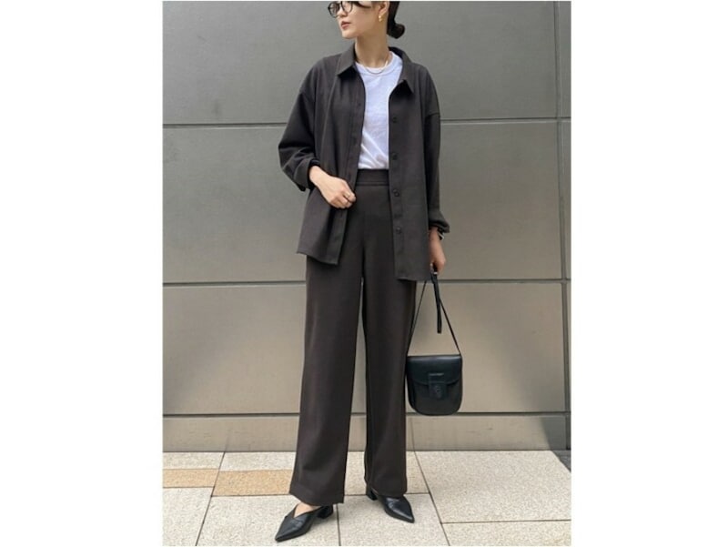 ジャージー素材のシャツジャケット＆パンツでセットアップコーデ　出典：WEAR
