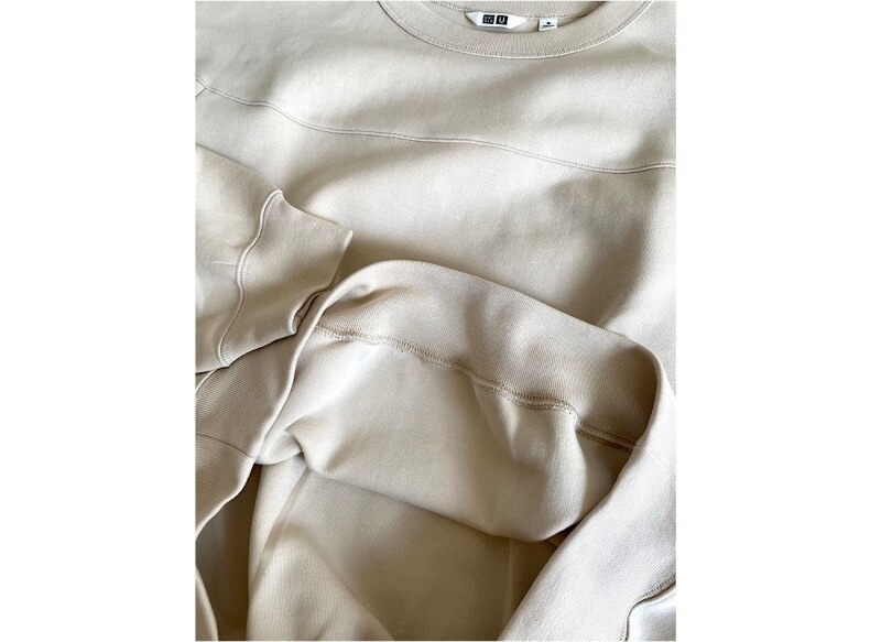 裏地は起毛感がないため、厚手過ぎずカットソー感覚で着られる