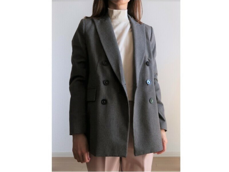 ジャケットのインナーに一枚で着る時におすすめ