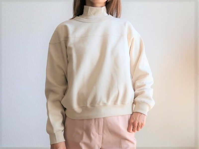 スウェットやニットの首元から白のネック部分を見せるのも今年らしいレイヤード