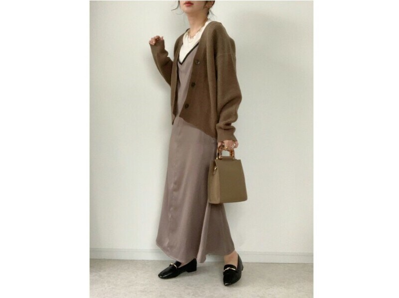 「パフィータッチパフスリーブカーディガン」のふんわり素材でおしゃれ見え 出典:WEAR