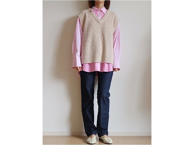 ニットベストを重ねても