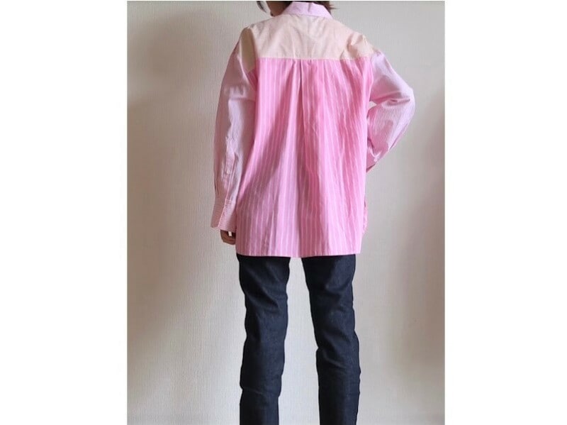 バックスタイルにいろんなカラーのストライプの切り替えが入っているのが特徴的