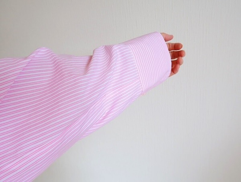 通常はピンクのストライプ柄の長袖ですが……