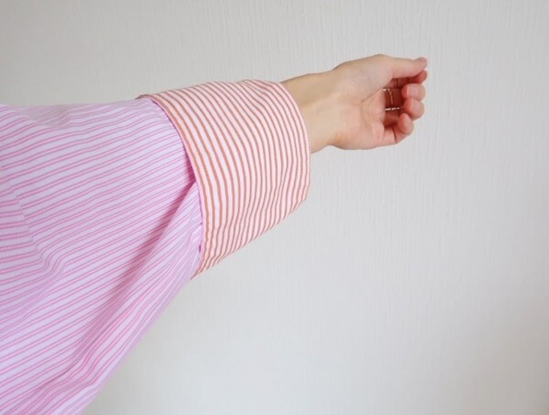 ロールアップするとなんとオレンジのストライプが見えます