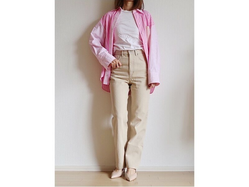 白のインナーを重ねてシャツをアウター風にばさっと羽織って