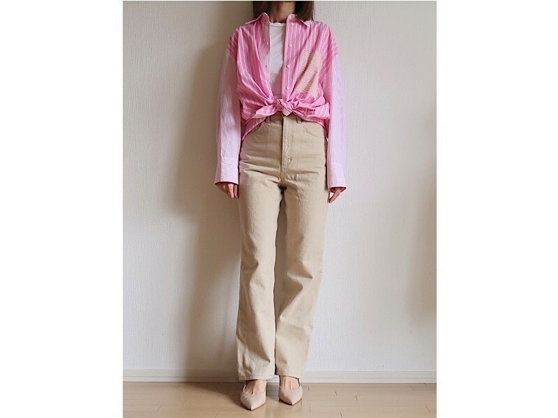 休日にはシャツの裾を結んでアレンジしても雰囲気が変わります