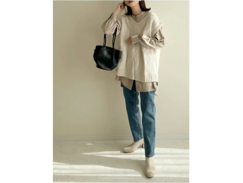 【OKコーデ】ベストは襟付きシャツやショートブーツなどほっこりしにくいアイテムと合わせて　出典：WEAR