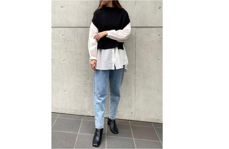 パンツにもスカートにも合わせられる黒のショートブーツは便利　出典：WEAR