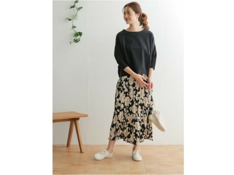 【OKコーデ】柄が大きめの華やかスカートは、ゆったりトップスと白スニーカーで抜け感を　出典：WEAR