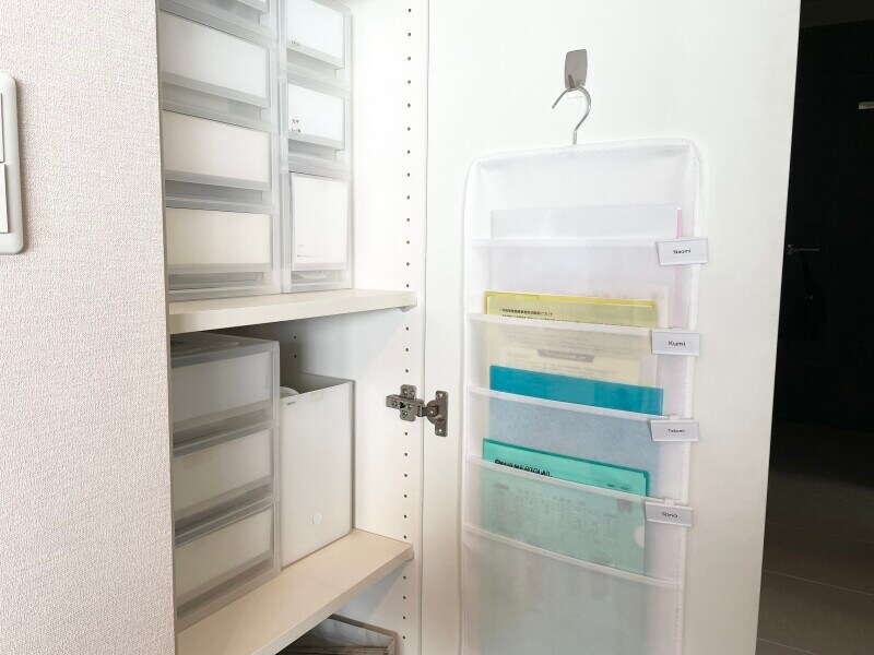 収納庫の扉裏にフックで引っ掛けて使用