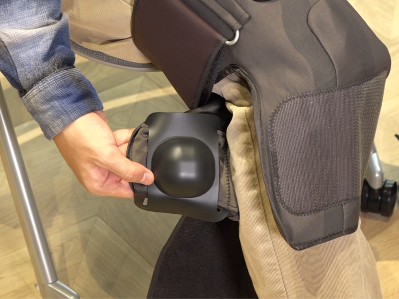 「ひざ裏パッド」をひざ裏に当てます