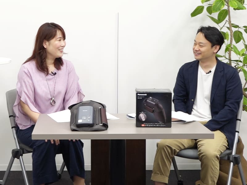 『ひざまわりマッサージャー EW-RJ50』商品担当の須佐さん(右)と