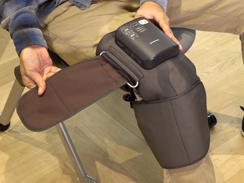 太もも側のベルトを巻きつけます