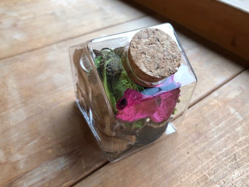 ガラスインテリア置物（ハウス　ポプリ入）