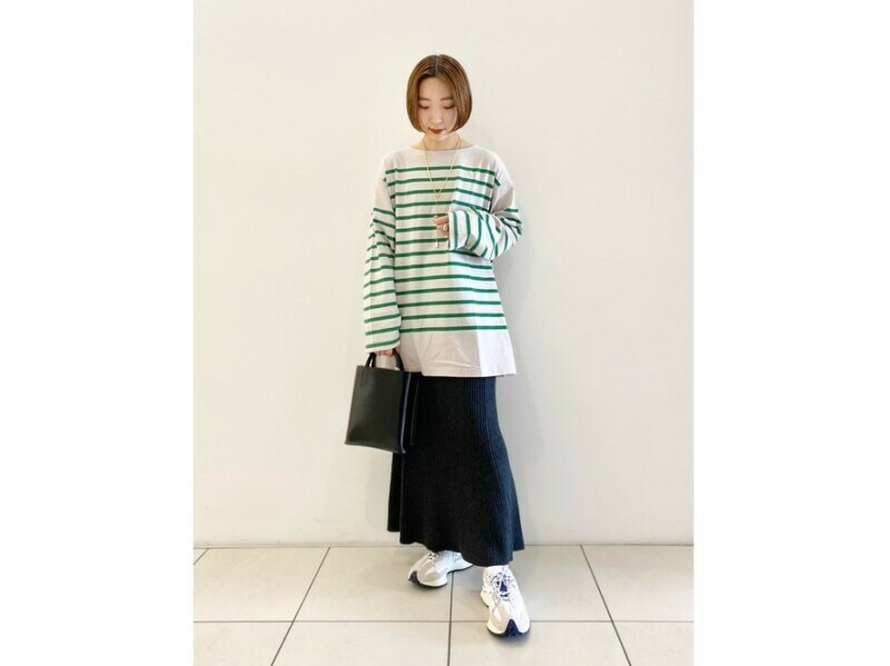 【OKコーデ】定番のボーダーをレアな色で取り入れると新鮮な印象に　出典：WEAR