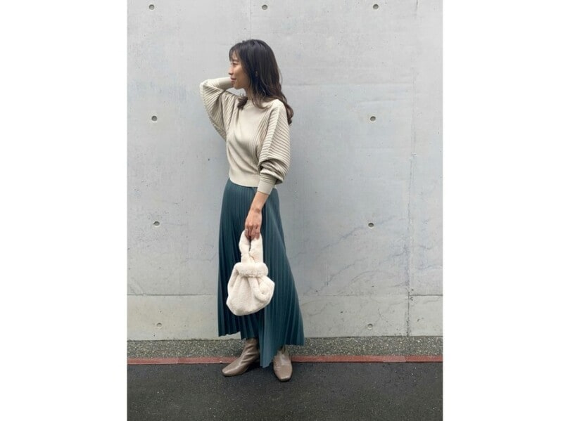 【OKコーデ】レザー風素材など少し重みのあるプリーツスカートもおすすめ 出典:WEAR