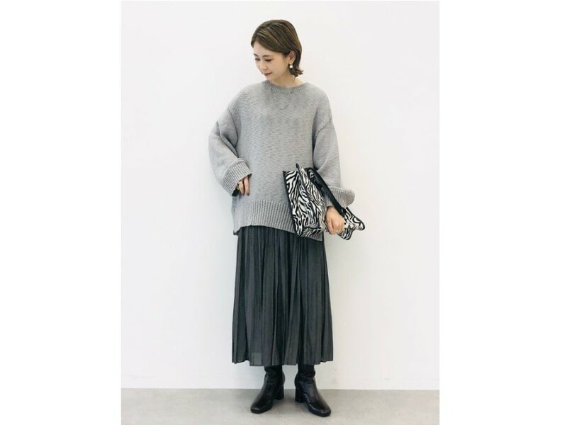 トップス、ボトムスはもちろん、ピアス、バッグ、ブーツまで揃います　出典：WEAR