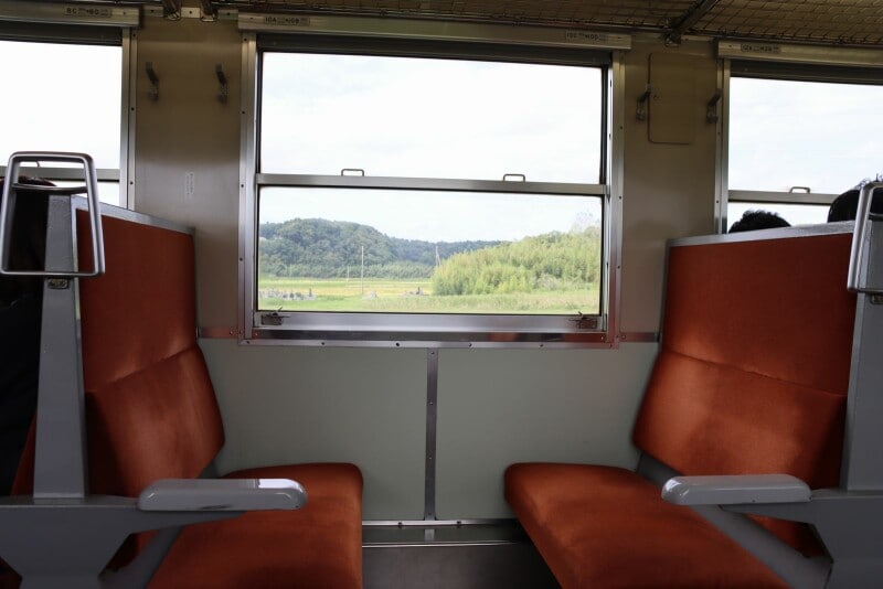 クロスシートから眺める田園風景は旅情を感じる