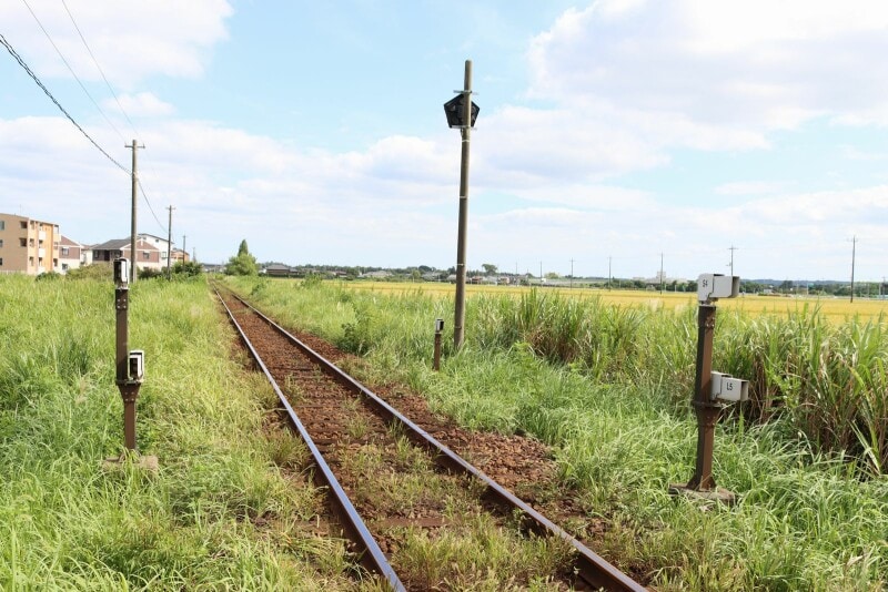 田園地帯の中をまっすぐに延びる線路