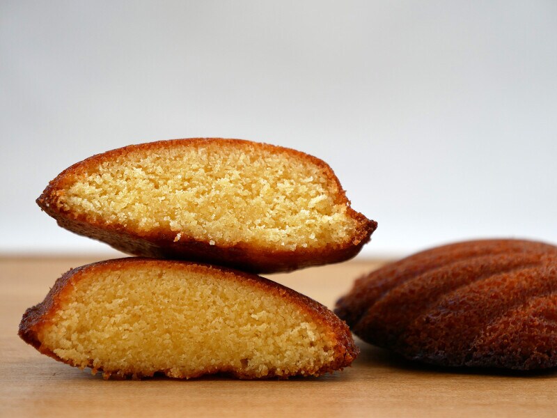 卵黄だけを使ったマドレーヌ生地。濃厚な味わいながらも後味はさっぱり