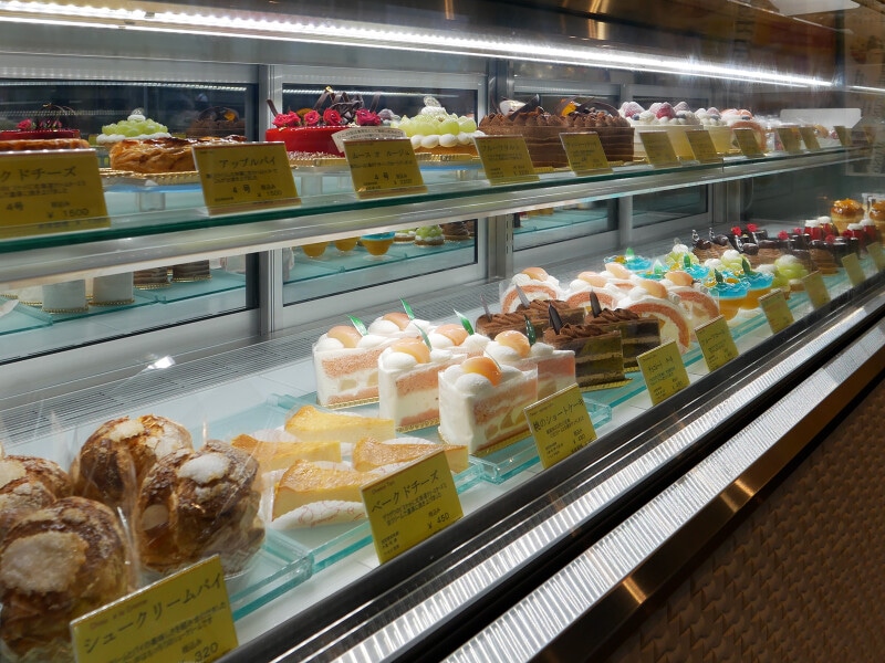 季節のフルーツを使うケーキもリーズナブルな価格設定