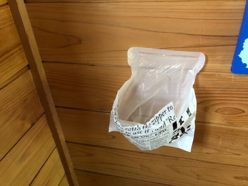 玄関ではマスク入れに