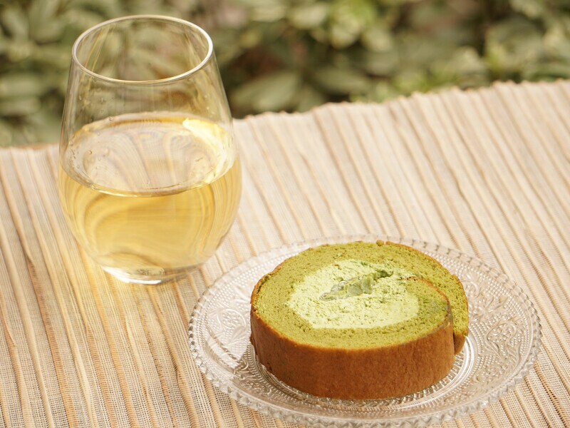 シャトレーゼの「糖質50%カットの抹茶ロール」を常備しておけば、いつでもすてきなティータイム