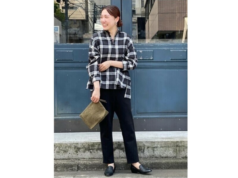 黒を合わせるとコーデが引き締まるのでおすすめ 出典:WEAR