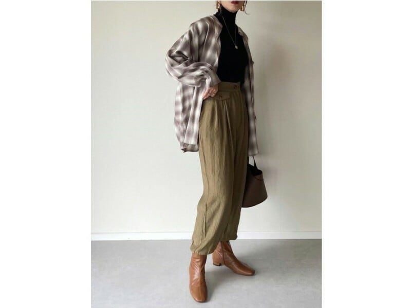 インナーをウエストインしてチェックシャツを羽織りに 出典:WEAR