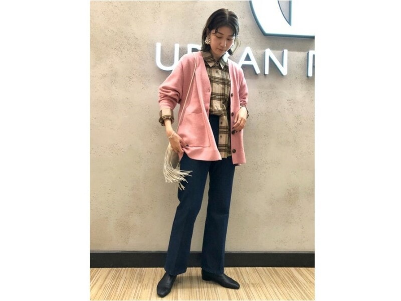 きれい色のカーディガンのインナーにするのもおすすめ 出典:WEAR