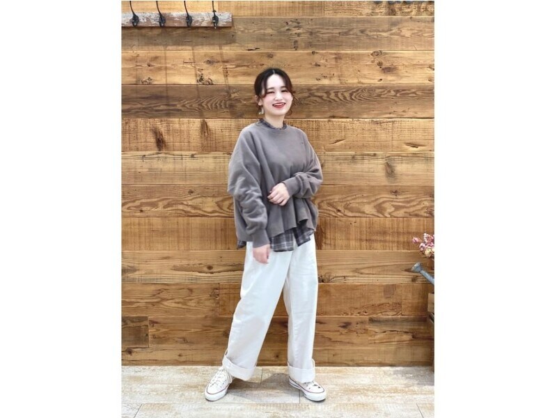 ニットと重ね着して秋冬らしさを楽しんで 出典:WEAR