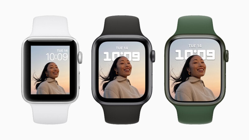 前モデル「Apple Watch Series 6」（中央）と比べて約20％、「Apple Watch Series 3」（左）からは50％以上、ディスプレイが大きくなっています