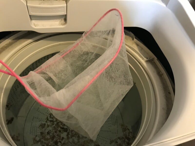 手作りカビすくいグッズ！針金ハンガーを輪っか状にして、キッチン用不織布ゴミ袋をかぶせ、取れないようホチキスで留めました。専用グッズのように洗うことなく袋を捨てれば終了。