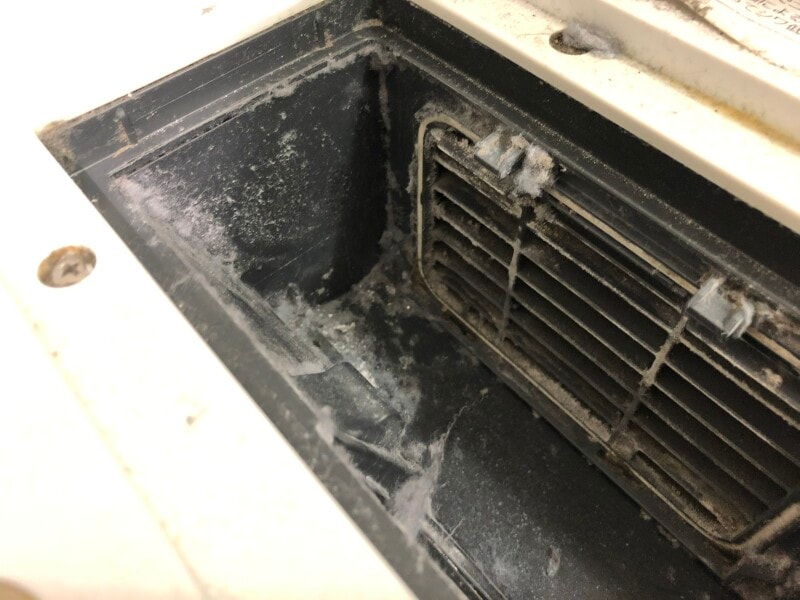 ドラム式全自動洗濯機は綿ゴミがたくさん発生しがちなのでマメなお掃除が大事です
