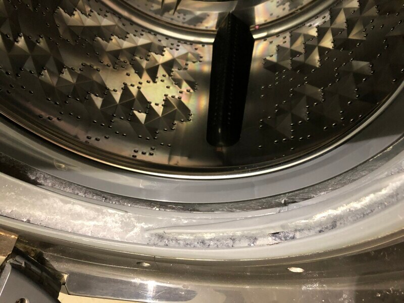 ドラム式全自動洗濯機のドアにあるゴムパッキンは内側にもゴミが入り込み、溜まるので要注意！