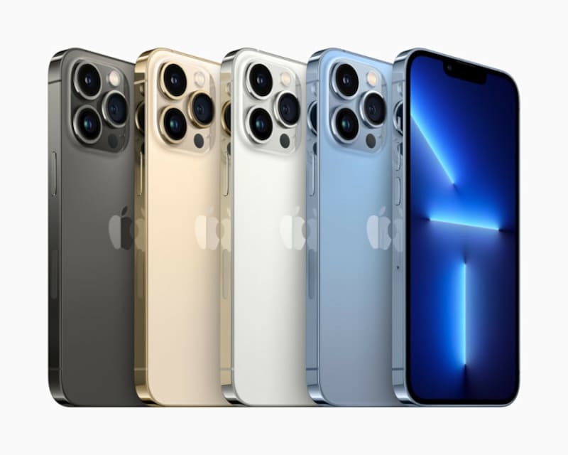 「iPhone 13 Pro」「iPhone 13 Pro Max」のカラーラインナップはグラファイト、ゴールド、シルバー、シエラブルーの4つ(出典:プレスリリース)