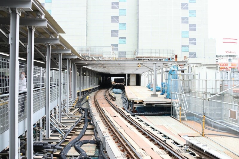 留置線へ向かう線路