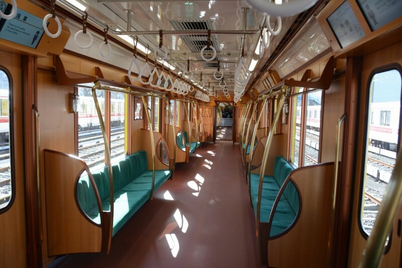 レトロ風車両の車内