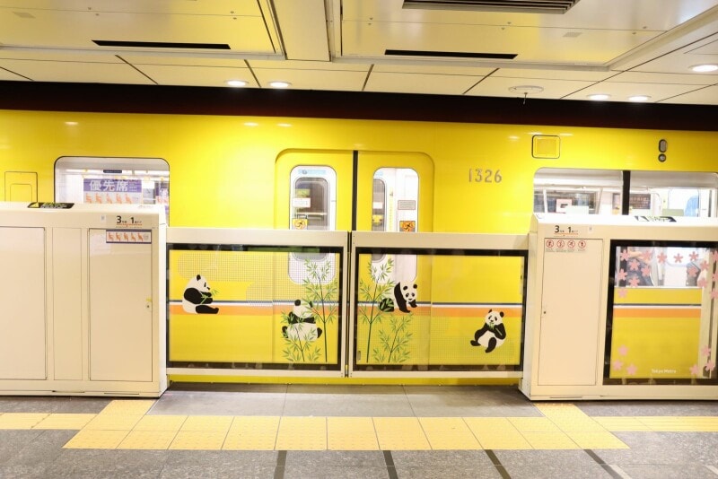 ホームドアの図柄はパンダ