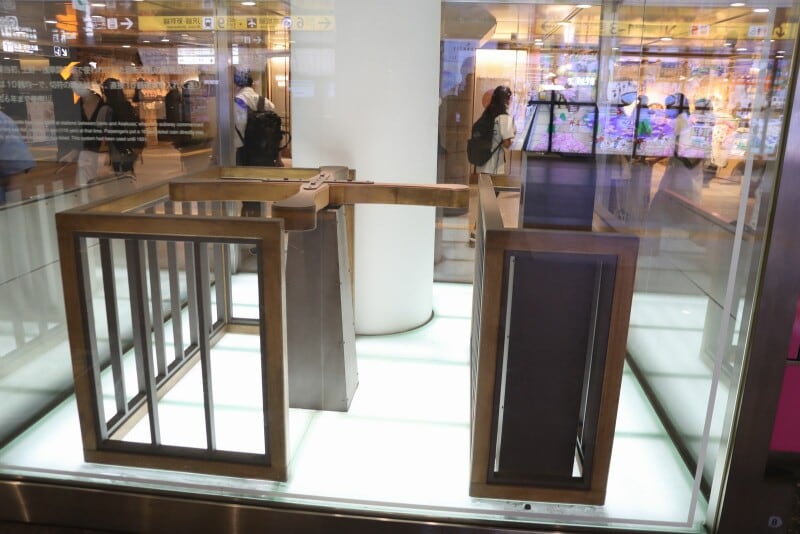 開業時の回転改札を再現した展示