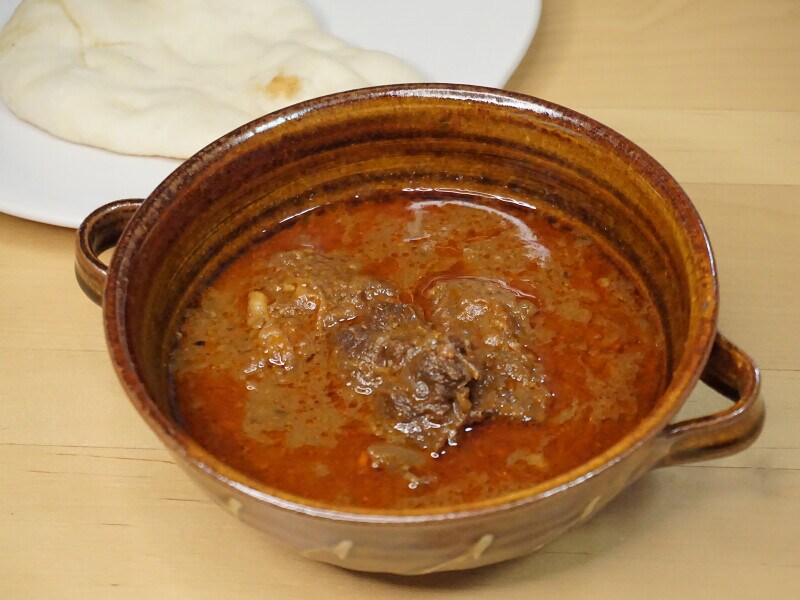 「成城石井 黒毛和牛と10種スパイスのごろごろビーフカレー」は、大きな牛肉がごろごろ