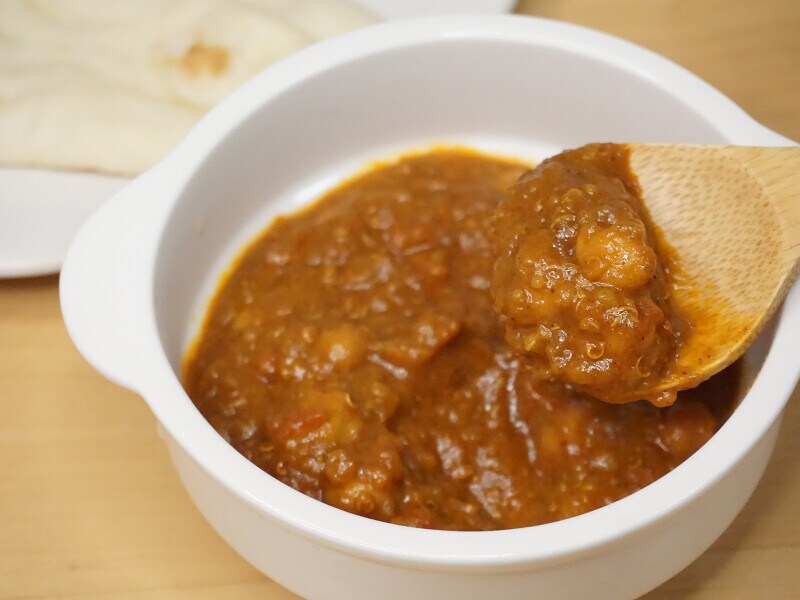 「成城石井desica 有機キヌアとガルバンゾビーンズのスパイシカレー」にはガルバンゾビーンズ(ひよこ豆)がたくさん