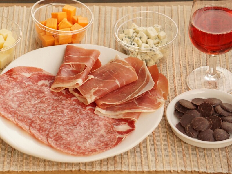 ワインに合うおつまみ、生ハム・チーズ・チョコレートも充実している成城石井