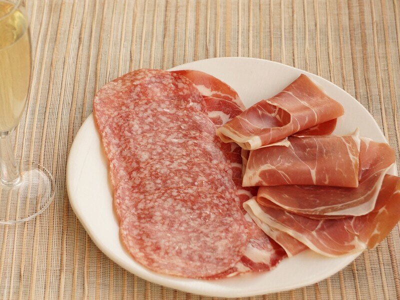 「成城石井 アンティパストミスト」はイタリア産のプロシュート(10カ月熟成)、ミラノサラミ、コッパの詰め合わせ