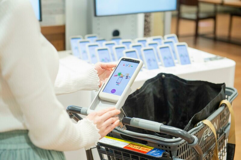 店舗にあるレジゴー専用端末とカート