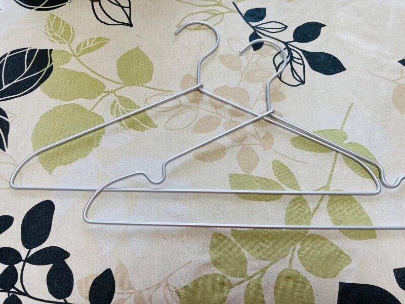 左がプレーンタイプ、右が肩ひもタイプ