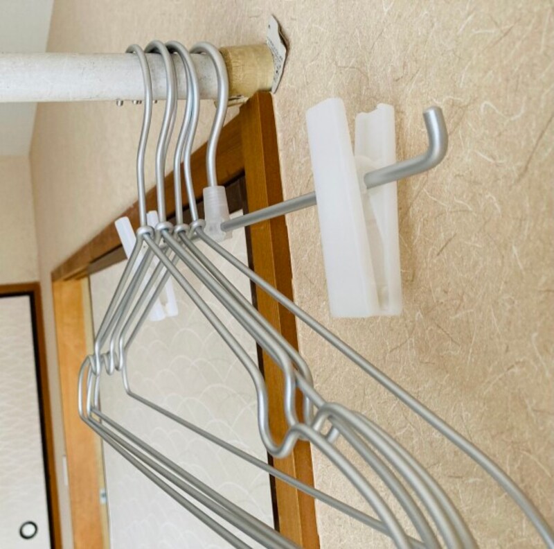 部屋干し用のつっぱり棒のはじっこにまとめて収納