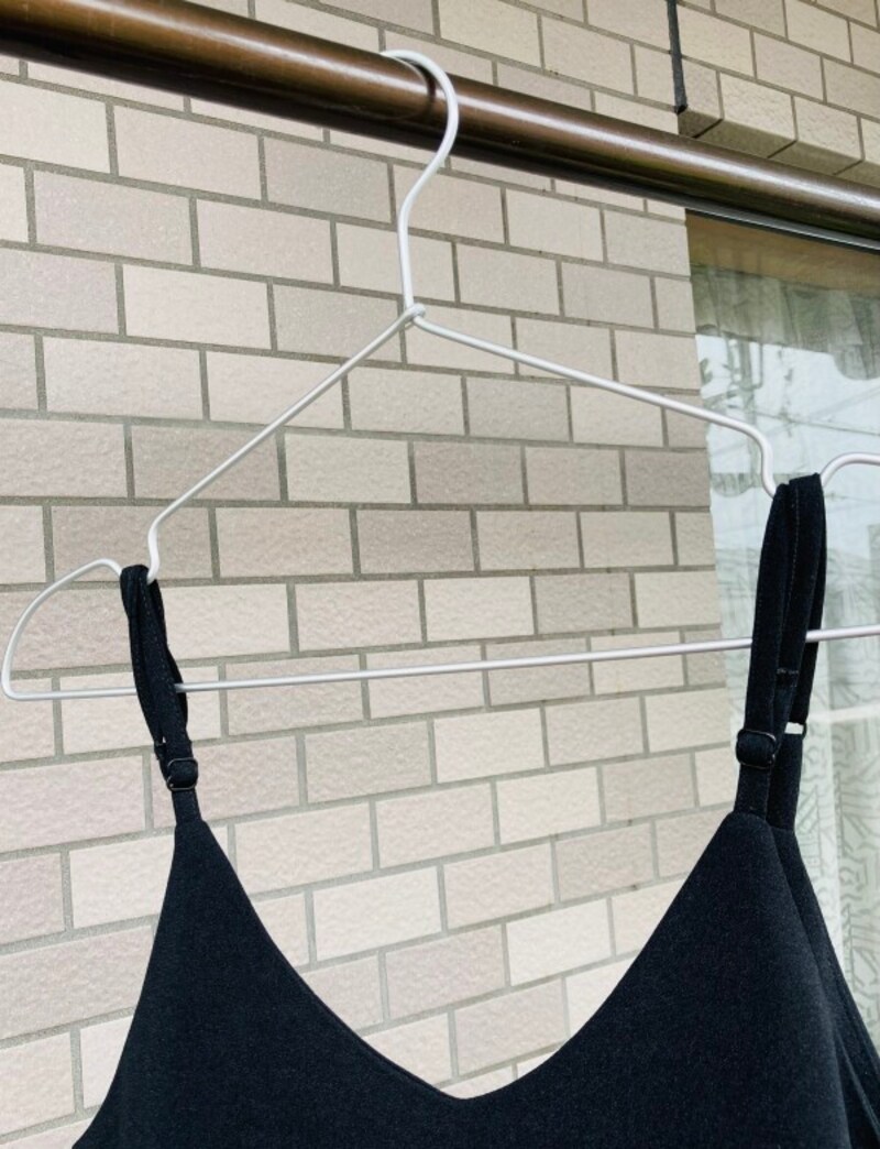 くぼみにすっぽりおさまる肩ひもタイプ